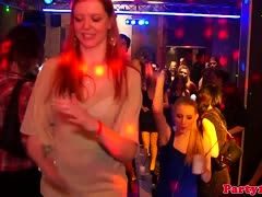 Amateurinnen tanzen und blasen Schwänze auf Sexparty